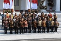 Presiden Jokowi pose bersama Menteri Kabinet Indonesia Maju di Istana Merdeka, Rabu (23/10)