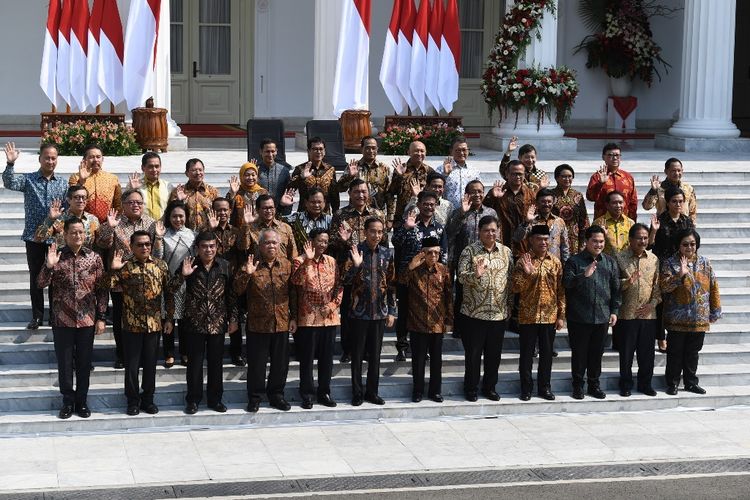 Presiden Jokowi pose bersama Menteri Kabinet Indonesia Maju di Istana Merdeka, Rabu (23/10)