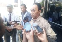 Karel Pandu wartawan lintasnusanews.com sedang memberikan keterangan pers di Kantor Pengadilan Negeri Maumere, Kamis (3/10)