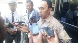 Karel Pandu wartawan lintasnusanews.com sedang memberikan keterangan pers di Kantor Pengadilan Negeri Maumere, Kamis (3/10)