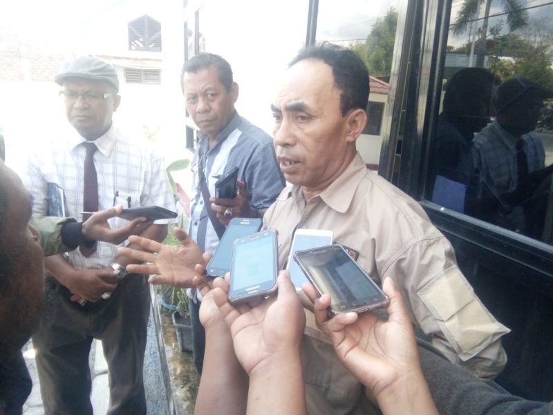 Karel Pandu wartawan lintasnusanews.com sedang memberikan keterangan pers di Kantor Pengadilan Negeri Maumere, Kamis (3/10)