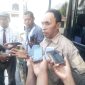 Karel Pandu wartawan lintasnusanews.com sedang memberikan keterangan pers di Kantor Pengadilan Negeri Maumere, Kamis (3/10)