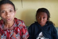 Yunita Serlina Pada pelajar Kelas VII SMPN Nita 2 didampingi orangtuanya, saat mengadu di Kantor Sinas PKP Sikka, Kamis (10/10)