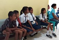 Para pelajar SMPN 2 Nita mengeluhkan kondisi sekolah mereka di Dinas PKO Sikka, Kamis (10/10)
