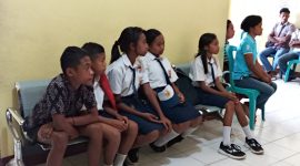 Para pelajar SMPN 2 Nita mengeluhkan kondisi sekolah mereka di Dinas PKO Sikka, Kamis (10/10)