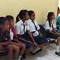 Para pelajar SMPN 2 Nita mengeluhkan kondisi sekolah mereka di Dinas PKO Sikka, Kamis (10/10)