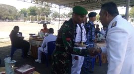Bupati Sikka menyerahkan tumpeng kepada prajurit termuda TNI-AD, Sabtu (5/10) di Lapangan Umum Kota Baru Maumere