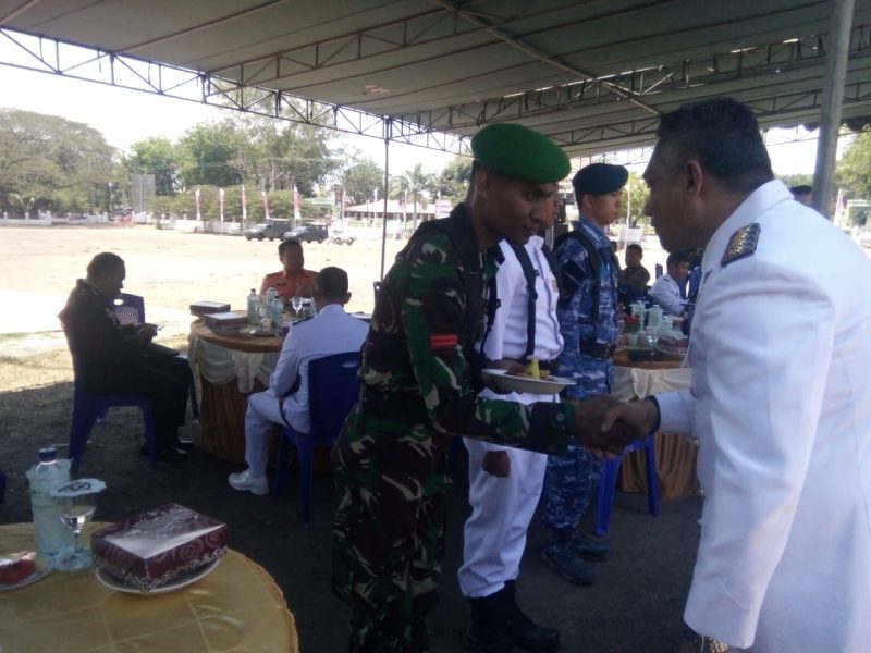 Bupati Sikka menyerahkan tumpeng kepada prajurit termuda TNI-AD, Sabtu (5/10) di Lapangan Umum Kota Baru Maumere