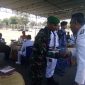 Bupati Sikka menyerahkan tumpeng kepada prajurit termuda TNI-AD, Sabtu (5/10) di Lapangan Umum Kota Baru Maumere