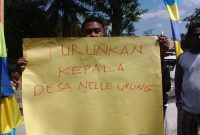 Aksi demo warga masyarakat Desa Nele Urung beberapa waktu lalu