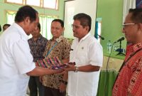 Wakil Bupati Sikka Romanus Woga memberikan cinderamata kepada Kepala Dinas Peternakan Propinsi NTT Danny Suhadi