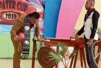 Bupati Sikka Fransiskus Roberto Diogo memukul gong tanda dimulainya kegiatan Lomba Olimpiade Sains di SMPK Frater Maumere, Jumat (8/11)