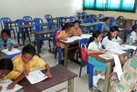 Para peserta sedng mengikuti Lomba Olipiade Sains di SMPK Frater Maumere, Jumat (8/11)