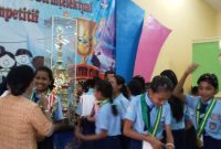 Pelajar SDK Bhatyarsa Maumere bergembira usai sekolah ini menjadi juara umum Lomba Olimpiade Sains Tingkat SD, Jumat (8/11) malam