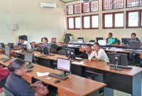 Para pencari kerja sedang mengikuti simulasi seleksi CPNSD di SMKN 1 Maumere, Senin (11/11)