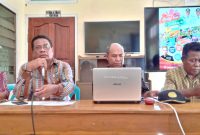 Pelaksana Tugas Kepala Dinas Pariwisata dan Kebudayaan Sikka Frando da Lopez didampingi sejumlah kepala bidang sedang memberikan keterangan pers, Selasa (1211)