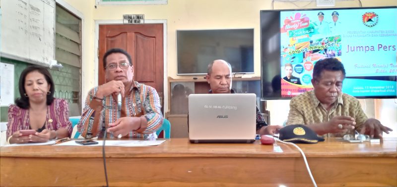 Pelaksana Tugas Kepala Dinas Pariwisata dan Kebudayaan Sikka Frando da Lopez didampingi sejumlah kepala bidang sedang memberikan keterangan pers, Selasa (1211)