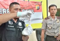 KBO Satnarkoba Polres Sikka Aiptu Leonardus Tunga sedang memperlihatkan barang bukti sabu-sabu, Jumat (14/11) di Mapolres Sikka