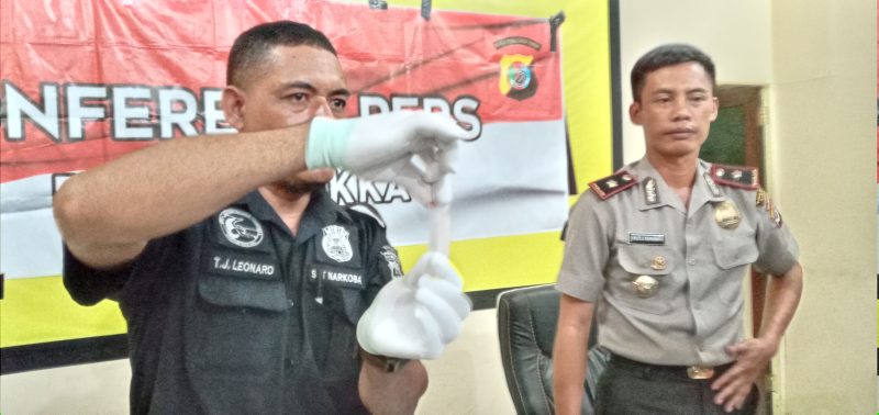 KBO Satnarkoba Polres Sikka Aiptu Leonardus Tunga sedang memperlihatkan barang bukti sabu-sabu, Jumat (14/11) di Mapolres Sikka