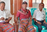 Tiga orang Calon Kepala Desa Nita sedang santai di Kantor Paroki Santo Mikael Nita