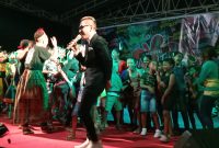 Tomi Boli menari bersama sejumlah anak muda di Kota Maumere saat penutupan Festival Seni dan Budaya Sikka, Sabtu (16/11)