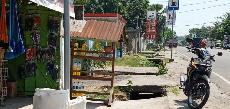 Lokasi penjualan BBM eceran, berdekatan  dengan SPBU di Jalan Gajah Mada Maumere