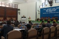 Suasana sidang paripurna persetujuan DPRD Sikka atas pembentukan 34 desa persiapan, Senin (18/11)