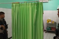 Polisi bersenjata menjaga ketat DPO yang sedang mendapat perawatan medis di UGD TC Hillers Maumere, Selasa (19/11)