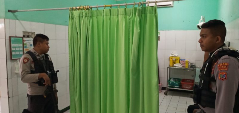 Polisi bersenjata menjaga ketat DPO yang sedang mendapat perawatan medis di UGD TC Hillers Maumere, Selasa (19/11)