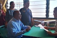 Mantan Ketua DPC PDI Perjuangan Sikka Alexander Longginus menyerahkan laporan tertulis dugaan pemfitnahan kepada Bintara Sium Polres Sikka, Jumat (22/11)