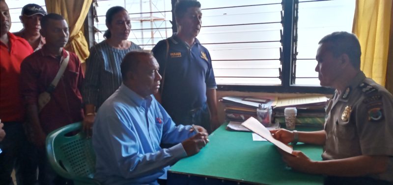 Mantan Ketua DPC PDI Perjuangan Sikka Alexander Longginus menyerahkan laporan tertulis dugaan pemfitnahan kepada Bintara Sium Polres Sikka, Jumat (22/11)