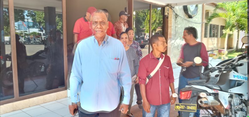 Alexander Longginus berada di Mapolres Sikka, Jumat (22/11)