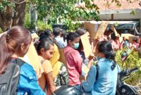 Ratusan pelamar CPNSD di Sikka sedang antri di Kantor BKDPSDM, Senin (25/11)