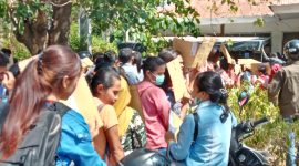 Ratusan pelamar CPNSD di Sikka sedang antri di Kantor BKDPSDM, Senin (25/11)