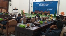Paripurna penyampaian pemandangan umum fraksi-fraksi, Senin (25/11), belum bisa dimulai karena Bupati Sikka belum hadir