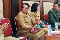 Asisten Setda Sikka dan Staf Ahli Bupati Sikka mendengarkan pemandangan umum fraksi, Senin (25/11)