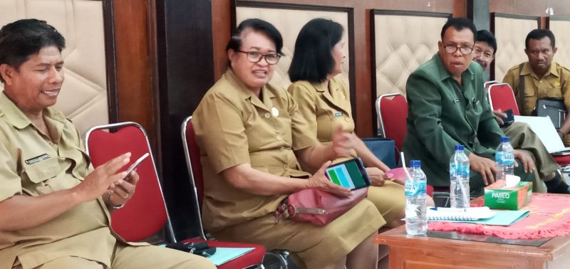 Asisten Setda Sikka dan Staf Ahli Bupati Sikka mendengarkan pemandangan umum fraksi, Senin (25/11)