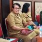 Asisten Setda Sikka dan Staf Ahli Bupati Sikka mendengarkan pemandangan umum fraksi, Senin (25/11)