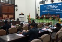 Suasana rapat paripurna DPRD Sikka sebelum diskors, Selasa (26/11)