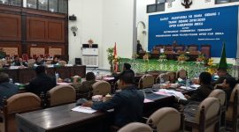 Suasana rapat paripurna DPRD Sikka sebelum diskors, Selasa (26/11)