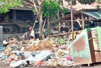 Sampah menumpuk di Pasar Alok, kondisi Kamis (28/11)