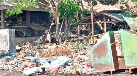 Sampah menumpuk di Pasar Alok, kondisi Kamis (28/11)