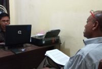 Mantan Ketua DPC PDI Alexander Longginus memberikan keterangan kepada penyidik Reskrim Polres Sikka, Kamis (28/11)