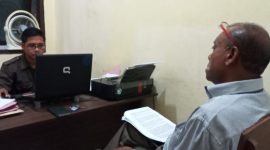 Mantan Ketua DPC PDI Alexander Longginus memberikan keterangan kepada penyidik Reskrim Polres Sikka, Kamis (28/11)