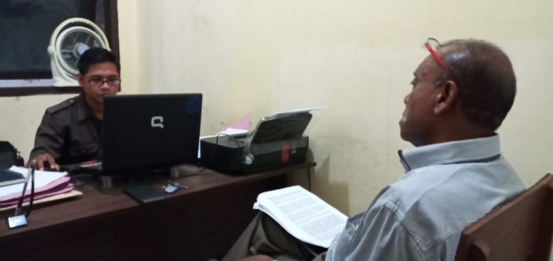 Mantan Ketua DPC PDI Alexander Longginus memberikan keterangan kepada penyidik Reskrim Polres Sikka, Kamis (28/11)