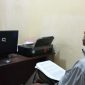 Mantan Ketua DPC PDI Alexander Longginus memberikan keterangan kepada penyidik Reskrim Polres Sikka, Kamis (28/11)