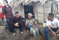 Bupati Sikka Fransiskus Roberto Diogo didampingi Wakil Ketua DPRD Sikka Yoseph Karmianto Eri mengunjungi Vinsensius Moa, lansia yang tinggal sendiri di kebun miliknya di Dusun Watulimung Desa Watuliwung Kecamatan Kangae