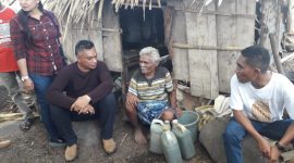 Bupati Sikka Fransiskus Roberto Diogo didampingi Wakil Ketua DPRD Sikka Yoseph Karmianto Eri mengunjungi Vinsensius Moa, lansia yang tinggal sendiri di kebun miliknya di Dusun Watulimung Desa Watuliwung Kecamatan Kangae
