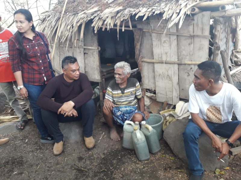 Bupati Sikka Fransiskus Roberto Diogo didampingi Wakil Ketua DPRD Sikka Yoseph Karmianto Eri mengunjungi Vinsensius Moa, lansia yang tinggal sendiri di kebun miliknya di Dusun Watulimung Desa Watuliwung Kecamatan Kangae