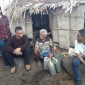 Bupati Sikka Fransiskus Roberto Diogo didampingi Wakil Ketua DPRD Sikka Yoseph Karmianto Eri mengunjungi Vinsensius Moa, lansia yang tinggal sendiri di kebun miliknya di Dusun Watulimung Desa Watuliwung Kecamatan Kangae